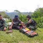 Patroli Simpatik, Satgas Yonif Raider 142/KJ Beri Pelayanan Kesehatan ke Warga Pegunungan Papua