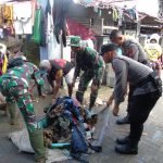 Prajurit Korem 131/Santiago Bersama Masyarakat, Bersihkan Sisa Lumpur di Manado