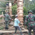 Pererat Silaturahmi, Prajurit Yonif 144/JY Bantu Warga Desa Padang Sawi Cor Tiang Masjid