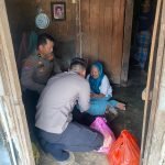 Kapolsek Jawilan Polres Serang Berikan Bantuan Sembako Kepada Warga Desa Kareo