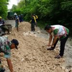 Bupati Blora Ikuti Kerja Bakti di Jalan Blora – Ngawi Jawa Timur