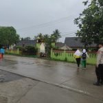 Berikan Rasa Aman, Anggota Polsek Jawilan Lakukan Strong Point di Depan SDN Parakan 2