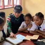 Satgas Yonif 143/TWEJ Ajak Siswa Keliling Dunia dengan Membaca