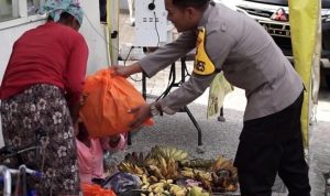 Bentuk Kepedulian kepada Masyarakat, Kapolres Sampang Bagikan Puluhan Sembako Menuju Lokasi Jum’at Curhat