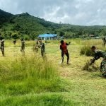 Bangkitkan Semangat Pemuda, Satgas Yonif Raider 142/KJ Karya Bhakti Pembersihan Lapangan Bola
