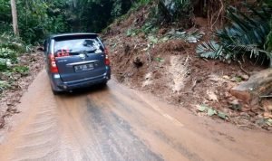 Tanah Longsor Tutup Ruas Jalan Provinsi Akses Dua Kabupaten Cilacap – Brebes Tersendat
