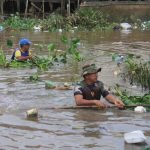 Cegah Banjir, Koramil Makrayu dan Pemkot Palembang Gotong Royong Bersihkan Aliran Sungai