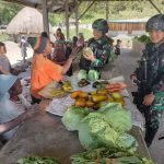 Anjangsana ke Pasar Tradisional, Satgas Yonif 142/KJ Borong Hasil Kebun Mama Papua