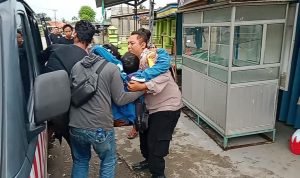 Dengan Sigap, Bhabinkamtibmas Polsek Jawilan Polres Serang Bantu Pengendara Korban Kecelakaan Lalu Lintas