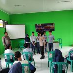 Kanit Binmas Polsek Jawilan Dampingi Kasat Binmas Giat Binluh Tentang Kenakalan Remaja di SMPN 1 Jawilan