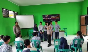 Kanit Binmas Polsek Jawilan Dampingi Kasat Binmas Giat Binluh Tentang Kenakalan Remaja di SMPN 1 Jawilan