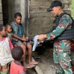 Peduli Warga Pedalaman Papua, Satgas Yonif 142/TWEJ Bagikan Pakaian Layak Pakai