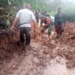 Berlumpur Bersama Warga, Babinsa Koramil 0403/OKU Berhasil Bersihkan Material Longsor