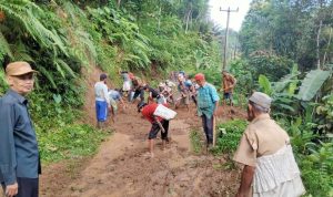 Akibat Curah Hujan  Deras Jalan Poros Desa   Di Kabupaten Lebak Longsor 