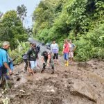 Kolaborasi Babinsa Banding Agung Bersama Warga Berhasil Bersihkan Jalan Akibat Longsor
