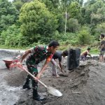 Peduli Warga Binaan, Babinsa Koramil 1512-02/Patani Bantu Warga Buat Tembok Pemisah Jalan