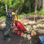 Babinsa Koramil 1512-01/Weda Bantu Pembuatan Fondasi Rumah Milik Warga Binaan