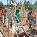 Babinsa Koramil 1512-01/Weda Bantu Susun Batu Bata Rumah Warga Binaan