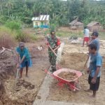 Peduli Sesama, Babinsa Koramil 1512-02/Patani Bantu Penimbunan Rumah Warga