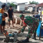 Babinsa Koramil 1512-01/Weda Bantu Pembuatan Fondasi MCK Warga Binaan