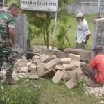 Babinsa Koramil 1512-03/Gebe Bersama Aparat Desa Renovasi Pagar Kantor Desa