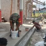 Jalin Silaturahmi, Babinsa Koramil 1512-02/Patani Bantu Para Pekerja Bangunan Sekolah SMPN 14 Halteng