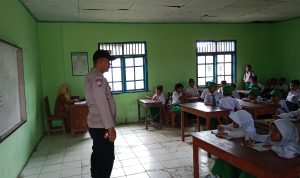 Sambangi Anak Sekolah, Bhabinkamtibmas Berikan Motivasi Belajar