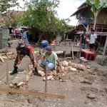 Dukung Pembangunan Desa, Babinsa Koramil 1512-01/Weda Bantu Warga Bagun Fondasi Rumah