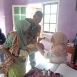 Wujudkan Masyarakat Sehat, Babinsa Koramil 1512-03/Gebe Dampingi Pelayanan Posyandu