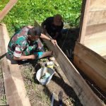 Jalin Keakraban Dengan Warga Binaan, Babinsa Koramil 1512/Weda Bantu Bangun Rumah Warga