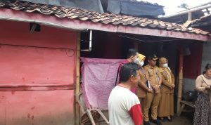 Pemda Kabupaten Tangerang Berikan Bantuan Sembako ke Rumah Tak Layak Huni di Lembang Sari