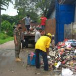 Turunkan 2 Unit Mobil dan Pastikan Tidak Ada Tumpukan, Kasi Pol PP Kecamatan Cikande Monitoring Pengangkutan Sampah