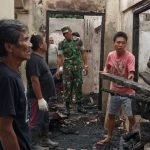 Anggota Koramil Lembeh, Bantu Bersihkan Rumah Warga, Paskah Bencana Kebakaran