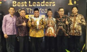 Bupati Padang Pariaman Terima Penghargaan Best Leaders of The Year dari Padang TV