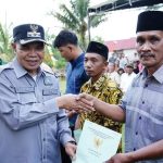 Bupati Tebo H Aspan Serahkan Ratusan Sertifikat Warga Desa Sungai Karang