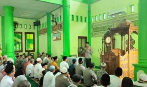 Usai Kunker di Polres Pariaman, Kapolda Sumbar Irjen Pol Suharyono Laksanakan Jumat Curhat di Mesjid An-Nur Zainul