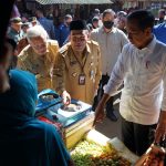 Kunjungi Pasar Menden Blora, Jokowi Langsung Borong Cabai Rawit