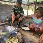 Manfaatkan Potensi Alam, Satgas Yonif 143/TWEJ Bantu Tingkatkan Ekonomi Warga