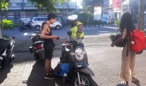 Polresta Denpasar Berikan Tindakan Tilang bagi Pengendara Pelanggar Lalulintas