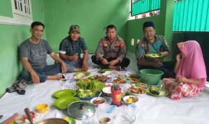 Jalin Silaturahmi, Kanit Binmas Polsek Jawilan Bacakan Bareng Dengan Awak Media