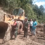 Bentuk Kepedulian TNI, Babinsa Jajaran Kodim 0403/OKU Bantu Warga Bersihkan Sisa Material Longsor