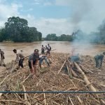 Sampah Menumpuk, TNI Bersama Masyarakat Bersihkan Puing Kayu di Bantaran Sungai