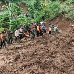 Prajurit Kodim 0427/WK Bantu Pencarian Korban Longsor di Kampung Jukubatu