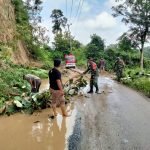 Anggota Koramil 403-10/BA Bersama Warga Gotong Royong Bersihkan Jalan Akibat Longsor