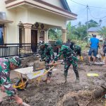 Tanggap Bencana, Prajurit Yonzipur 2/SG Terjun Bersihkan Sisa Material Pasca Banjir
