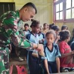 Tumbuhkan Kebersamaan, Satgas Yonif 142/TWEJ Berbagi dengan Anak-anak di Tapal Batas RI-PNG