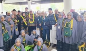 Usai Laksanakan Ibadah Umrah, Bupati Suhatri Bur Beserta Rombongan Tiba di Tanah Air