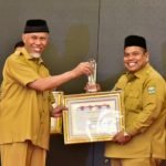 Terima Dua Penghargaan Sekaligus, Bupati Suhatri Bur: Saya Dedikasikan Untuk Masyarakat Padang Pariaman