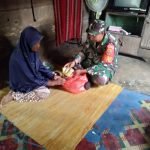Sambangi Dapur Warga, Babinsa Koramil 415-03/Muara Tembesi Berikan Sembako
