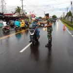 Yonif 144/JY Bagikan Takjil Buka Puasa ke Warga
